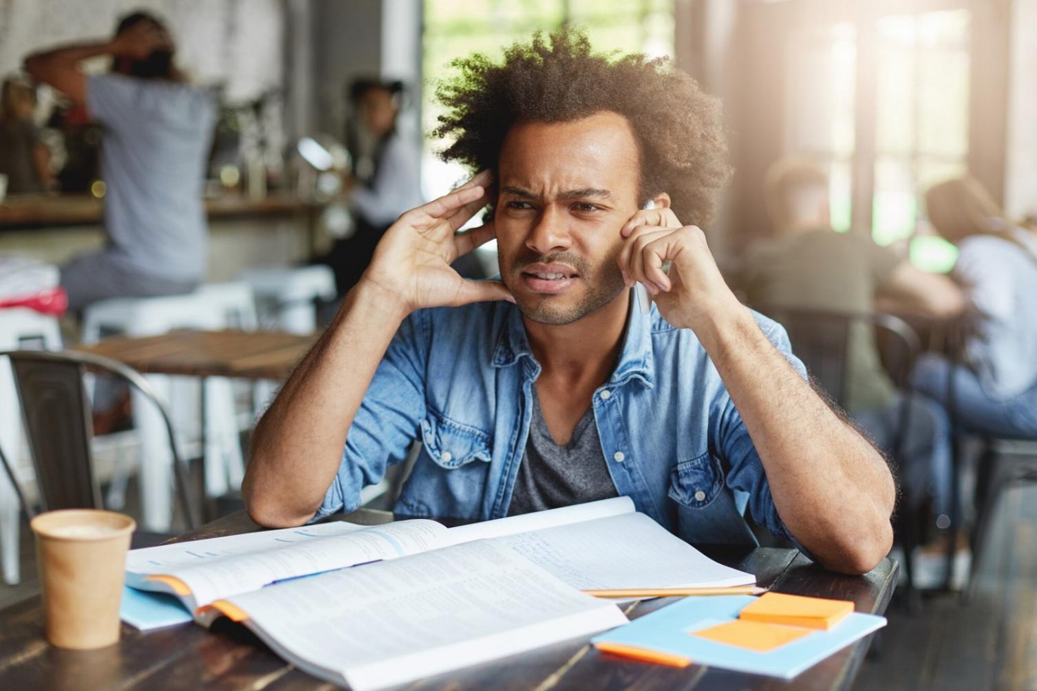 Teilnehmer bei der praktischen Arbeit mit Finanzberichten und Kennzahlen