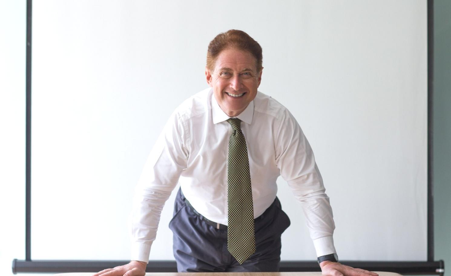 Arbeitsplatz mit Finanzunterlagen und Computer für effektives Fernlernen